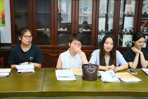 02 毕业生党员忍不住落泪