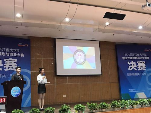 赵鑫、林作同学现场答辩环节