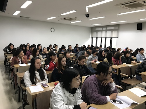 03 毕业生认真听讲