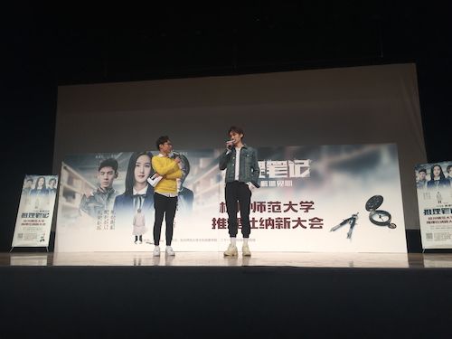 主持人向王铎进行提问