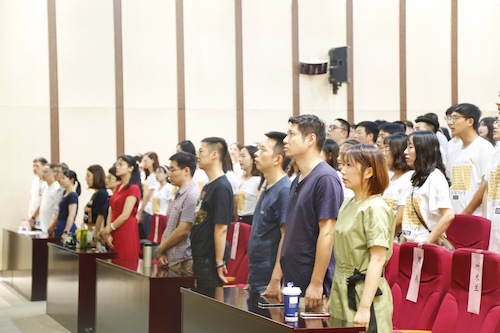 到会师生全体起立、奏唱国歌