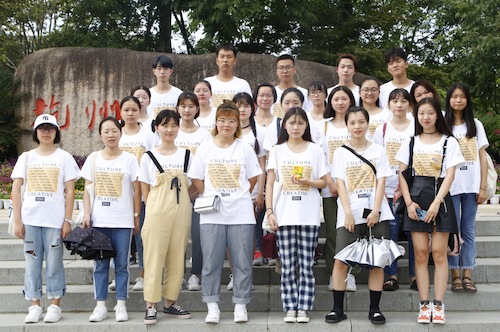 文创类181班合影