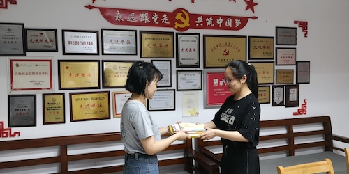 动画152班韦成将图书赠予动画161班邢肖楠