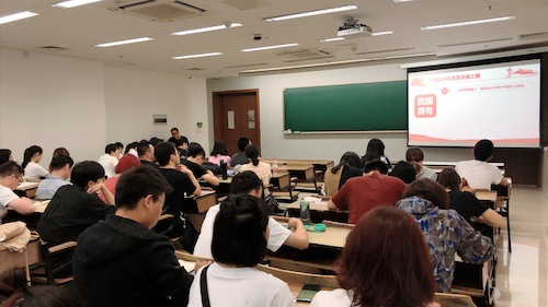 图1：91制片
党总支书记范小春给师生党员上专题党课