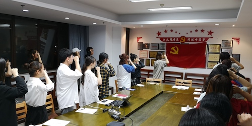 图4：91制片
毕业生党员及在校生党员集体入党宣誓