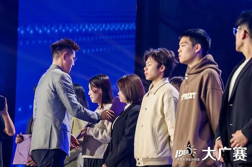 91制片
获奖学生代表文钰婷接受表彰